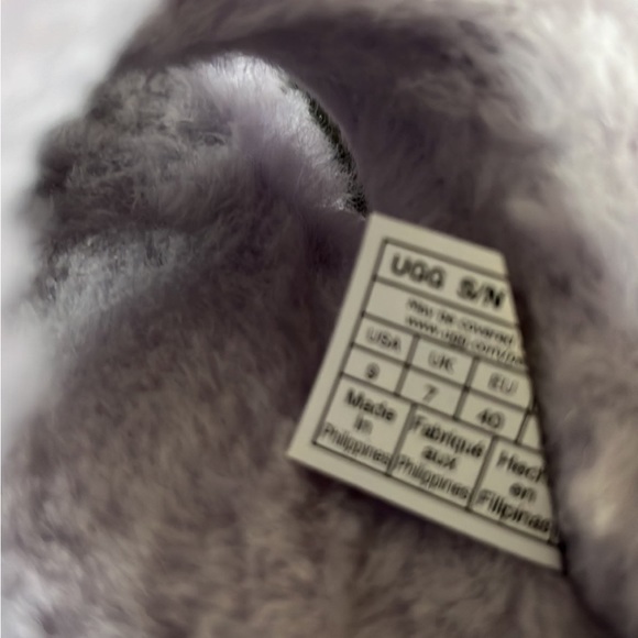 UGG SLIPPERS - NEW - Picture 6 of 8